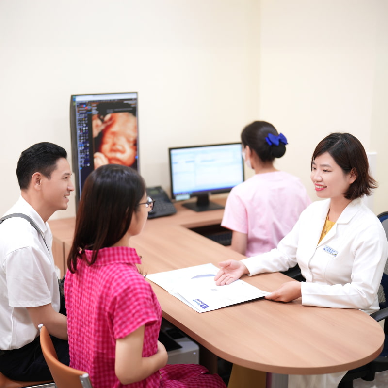 Bác sĩ tư vấn sức khỏe thai kỳ cho cặp vợ chồng tại Phòng khám Tâm Anh Cầu Giấy
