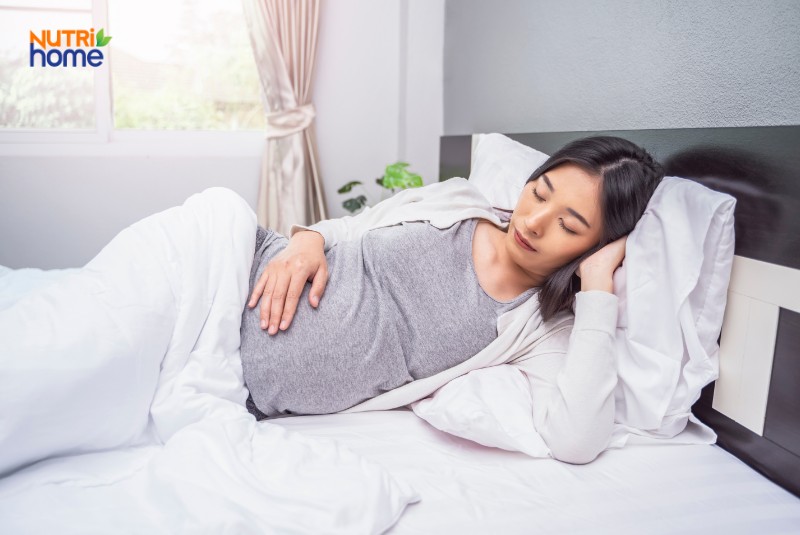 Bà bầu nằm nghiêng nghỉ ngơi trên giường, tư thế tốt cho người bị trĩ