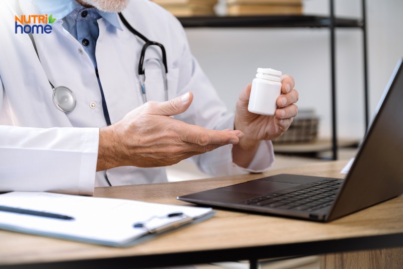 Bác sĩ đang tư vấn sản phẩm bổ sung collagen qua cuộc gọi video