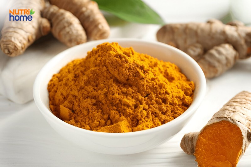 Bột nghệ nguyên chất trong bát trắng, chứa curcumin chống viêm và lão hóa