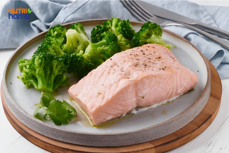 Cá Hồi Hấp Và Bông Cải Xanh – Món Ăn Giàu Đạm, Dễ Tiêu Cho Người Mới Mổ Trĩ