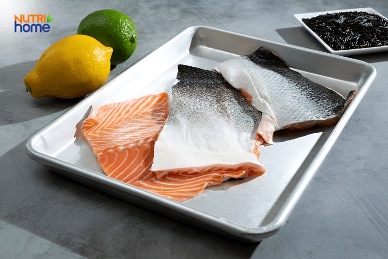 Khay cá hồi và da cá cùng chanh tươi, nguồn thực phẩm giàu protein và collagen tự nhiên