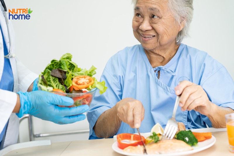 Bệnh nhân lớn tuổi ăn uống đầy đủ dinh dưỡng sau mổ trĩ