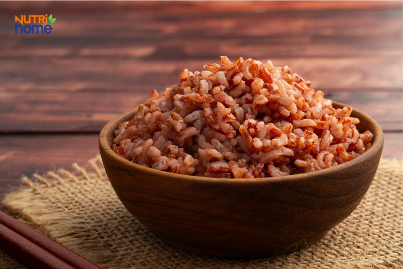 Cơm Gạo Lứt Trong Tô Gỗ – Món Ăn Dễ Tiêu Hóa, Phù Hợp Cho Người Bị Trào Ngược Dịch Mật