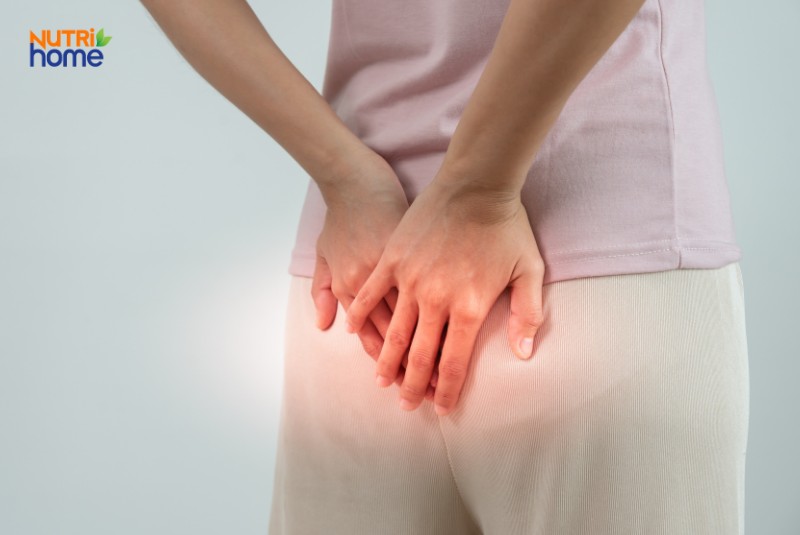 Người bệnh đau rát hậu môn, biểu hiện điển hình của trĩ nội độ 2