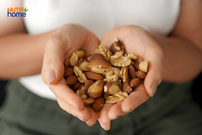 Người phụ nữ cầm hỗn hợp hạt dinh dưỡng giàu omega-3 hỗ trợ chống lão hóa