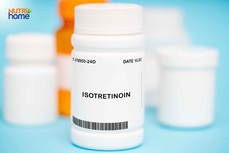 Lọ thuốc Isotretinoin hỗ trợ điều trị mụn trứng cá nặng ở da dầu