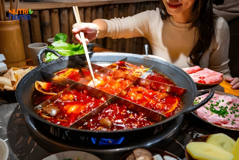 Nồi Lẩu Cay Với Nhiều Nguyên Liệu – Món Nên Tránh Sau Mổ Trĩ Để Giảm Kích Ứng Hậu Môn