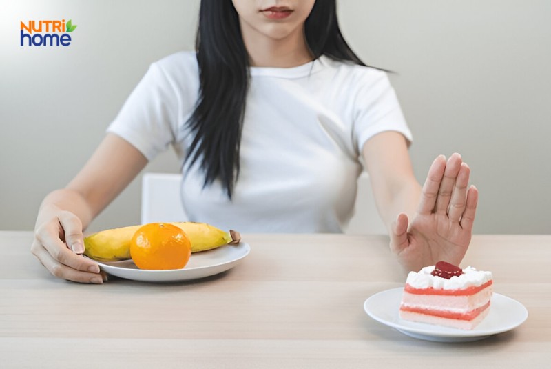 Phụ nữ chọn trái cây thay vì bánh ngọt để duy trì sức khỏe và ngăn ngừa lão hóa sớm