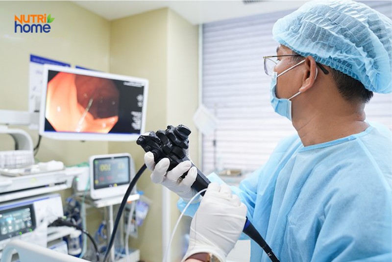 Bác sĩ nội soi hậu môn kiểm tra búi trĩ sa bằng thiết bị y tế hiện đại