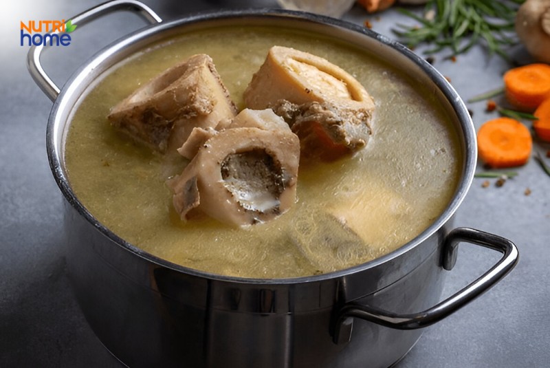 Nồi nước hầm xương đang sôi với tủy xương chứa collagen tự nhiên tốt cho sức khỏe và da