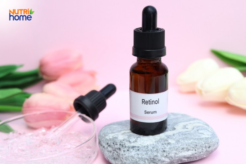 Chai serum retinol trên nền hoa, hỗ trợ chống lão hóa và tái tạo da