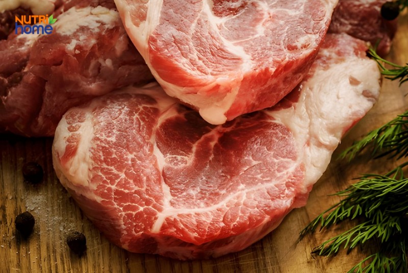 Thịt Heo Sống Cắt Lát Với Mỡ Nhiều, Thực Phẩm Cần Hạn Chế Với Người Bệnh Túi Mật