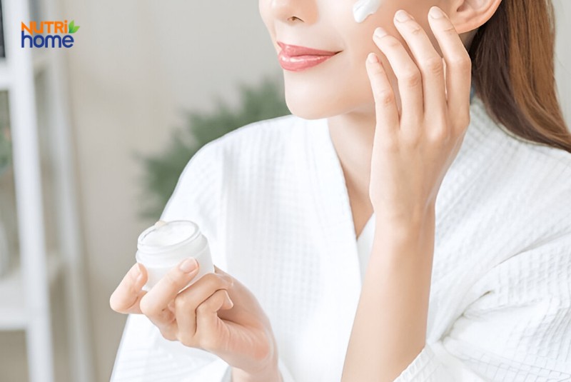Thoa kem dưỡng da ban ngày giúp da mềm mại và hạn chế nếp nhăn xuất hiện