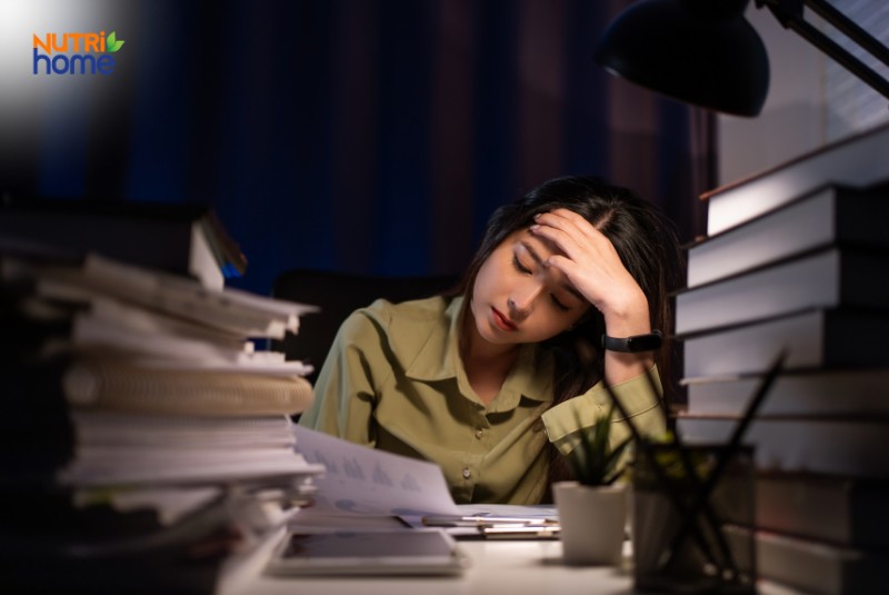 Cô gái thức khuya làm việc, căng thẳng tinh thần là nguyên nhân phổ biến gây lão hóa da