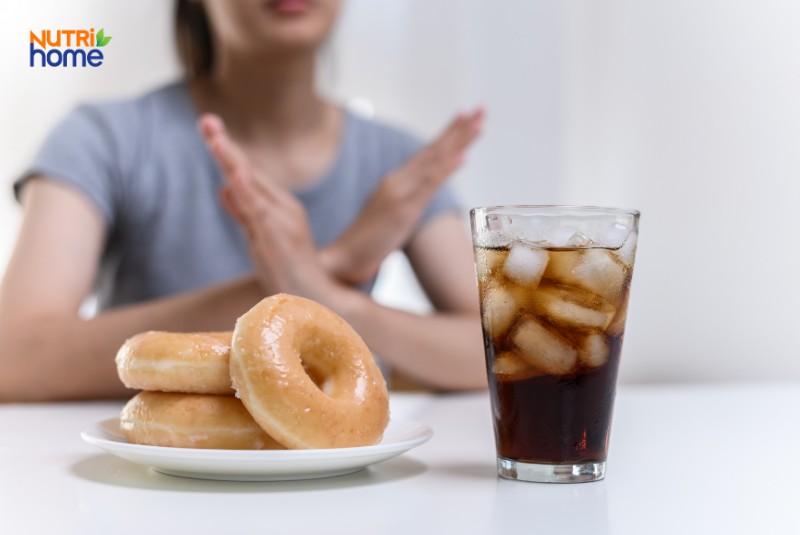 Người Phụ Nữ Từ Chối Bánh Ngọt Và Nước Ngọt Có Gas Để Tránh Viêm Sau Mổ Đục Thủy Tinh Thể