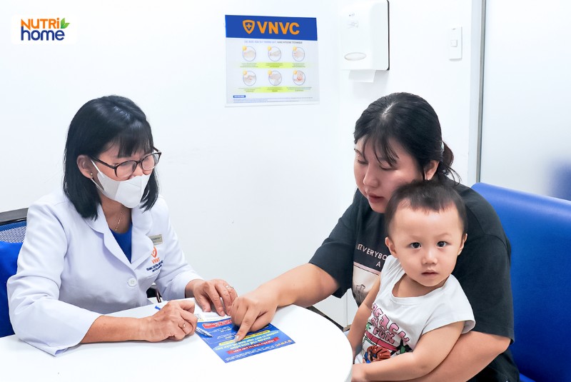 Hệ thống Tiêm chủng VNVC tư vấn kháng thể đơn dòng RSV cho mẹ có con nhỏ.