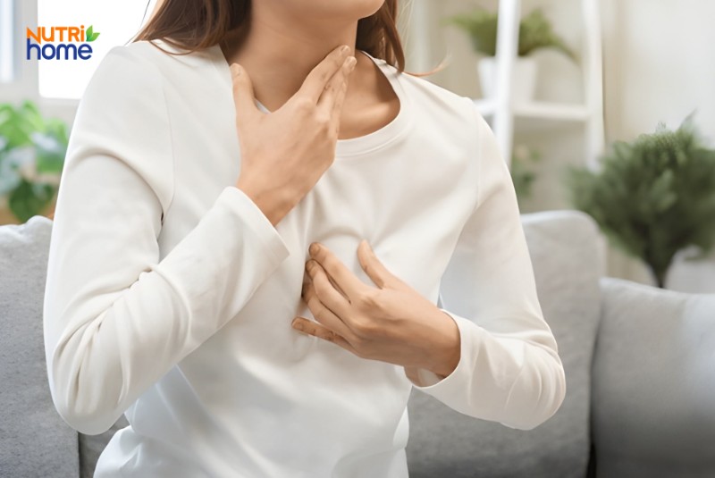 Người phụ nữ ôm ngực và cổ họng do cảm giác nóng rát, biểu hiện điển hình của trào ngược dịch mật.