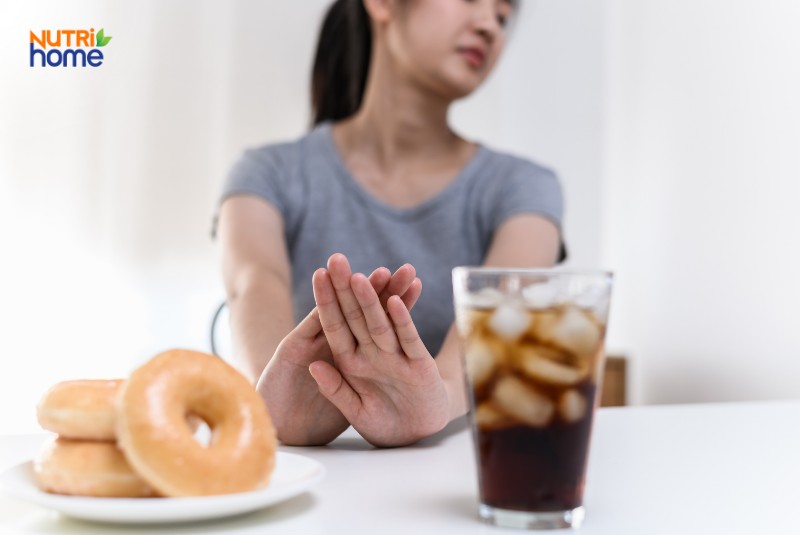 Phụ Nữ Từ Chối Đồ Ngọt Và Nước Có Ga Để Kiểm Soát Da Dầu Mụn