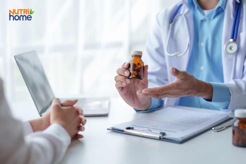 Bác sĩ tư vấn sử dụng thuốc điều trị bệnh trĩ cho bệnh nhân