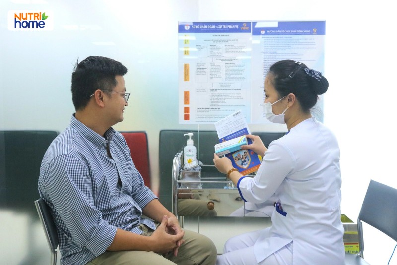 Bác sĩ tư vấn tiêm vắc xin HPV cho nam giới tại trung tâm VNVC