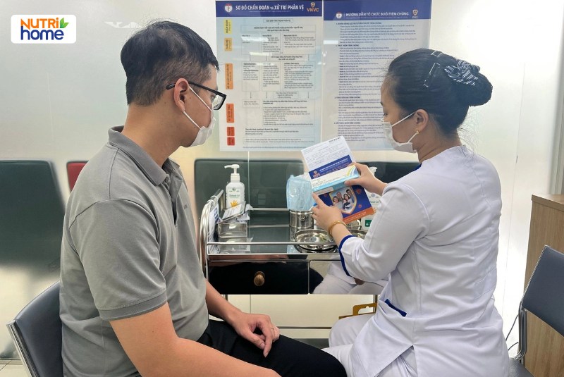 Nam giới được tư vấn tiêm ngừa HPV tại phòng khám VNVC