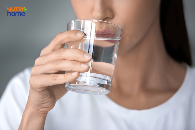 Người Phụ Nữ Đang Uống Nước Lọc – Giúp Làm Mềm Phân, Phòng Táo Bón Sau Mổ Trĩ