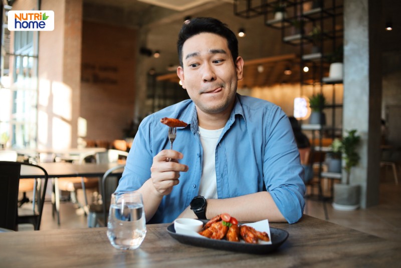 Nam giới phân vân khi ăn cánh gà trước buổi tiêm vắc xin HPV