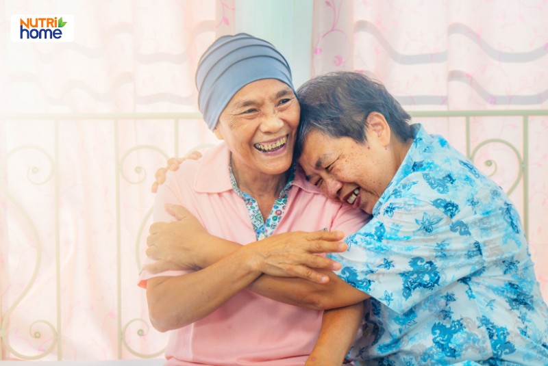 Người phụ nữ mắc ung thư cổ tử cung mỉm cười hạnh phúc bên người thân