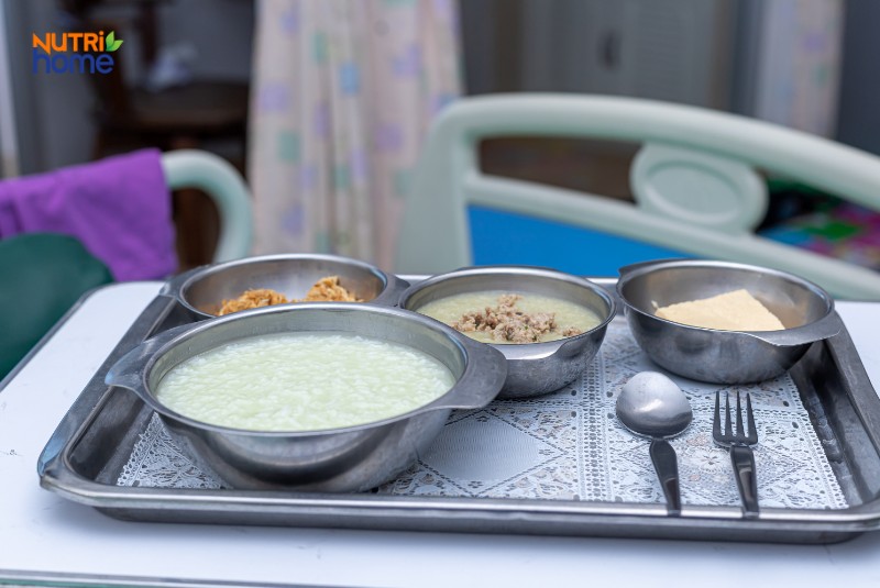 Khay thức ăn cho bệnh nhân sau mổ túi mật gồm cháo, súp thịt băm và đậu phụ hấp.