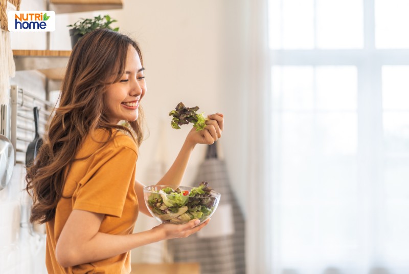 Cô gái vui vẻ ăn salad nhẹ trước khi tiêm ngừa HPV