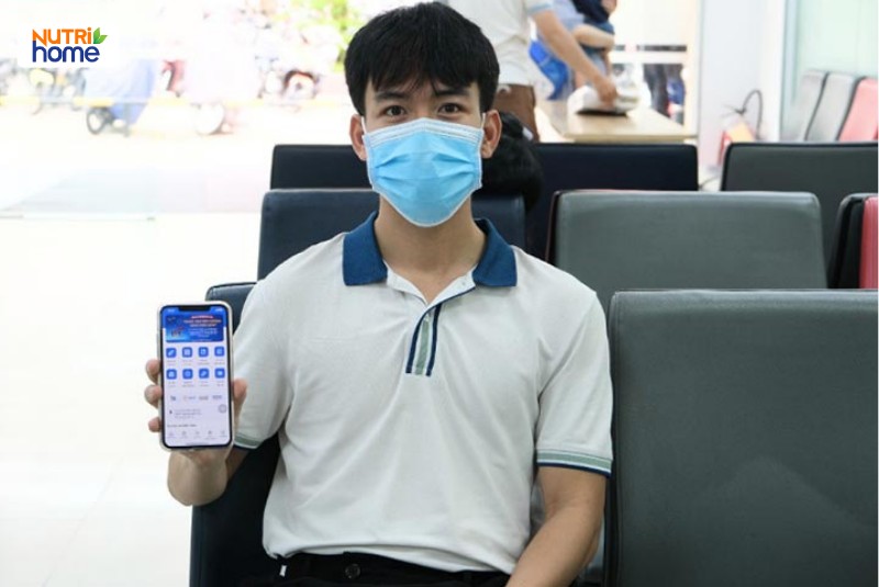 Nam giới đăng ký tiêm phòng HPV trực tuyến qua ứng dụng, tiết kiệm thời gian chờ đợi