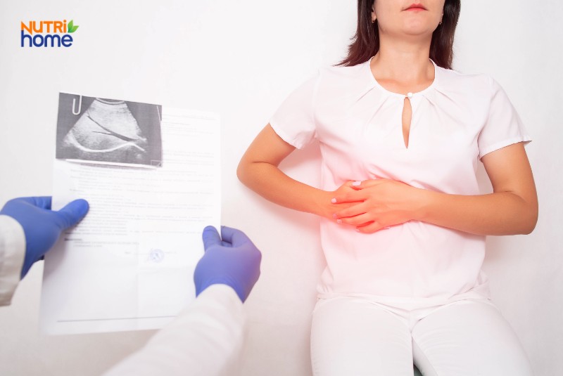 Bệnh nhân nữ đau bụng vùng hạ sườn, bác sĩ đang xem kết quả siêu âm túi mật