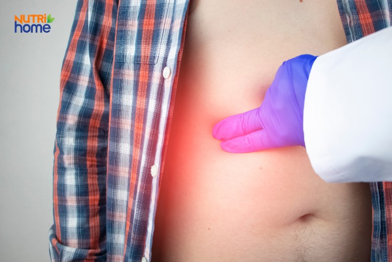 Bác sĩ ấn vùng hạ sườn phải kiểm tra dấu hiệu đau do viêm túi mật