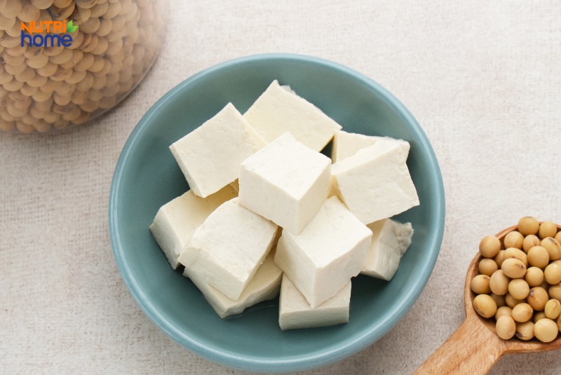 Đậu hũ tươi cắt miếng vuông, giàu đạm thực vật, phù hợp cho người bị polyp túi mật