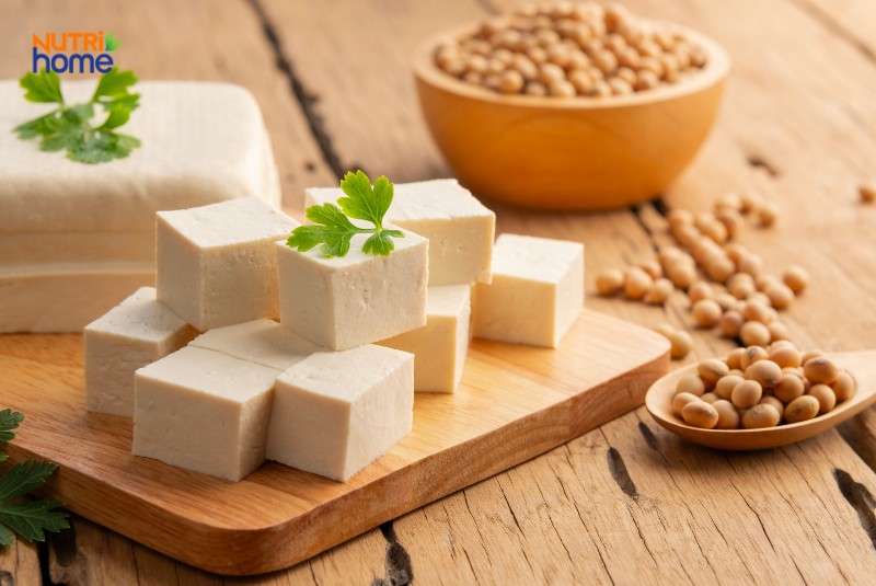 Đậu phụ non cắt miếng vuông, nguồn đạm thực vật dễ tiêu hóa cho người sau mổ túi mật