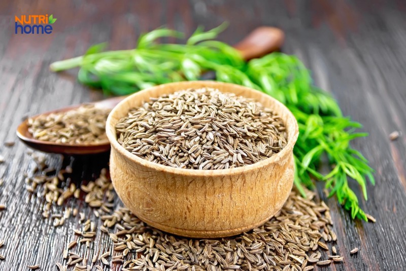 Hạt thì là khô trong chén gỗ - nguyên liệu giúp thanh lọc gan mật