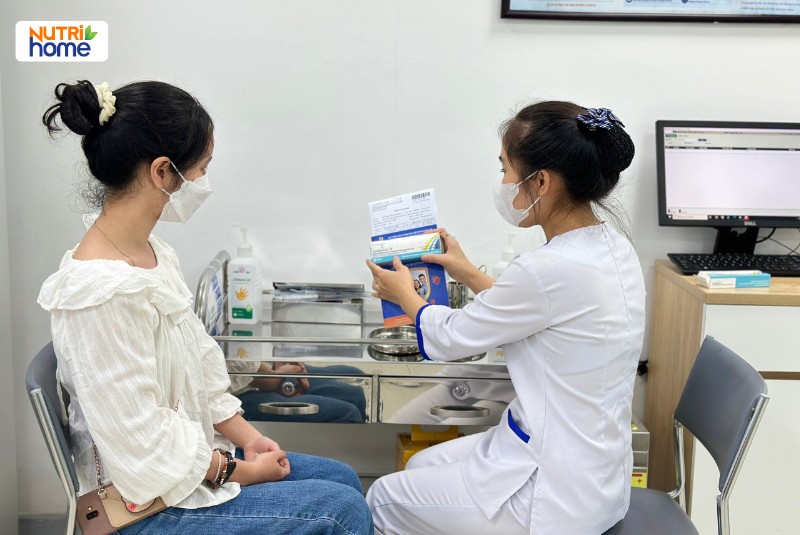 Nhân viên y tế tư vấn hiệu quả vắc xin Gardasil 9 cho nữ giới tại cơ sở y tế