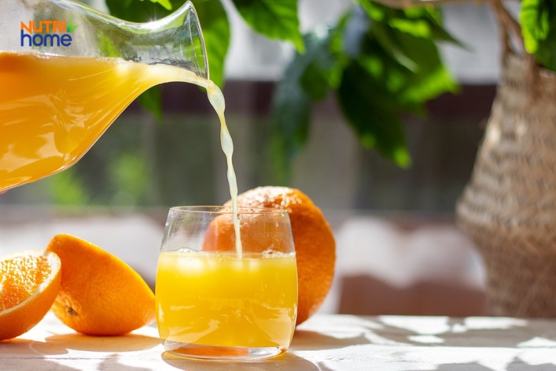 Nước ép cam tươi giàu vitamin C hỗ trợ tiêu hóa và làm sạch túi mật tự nhiên