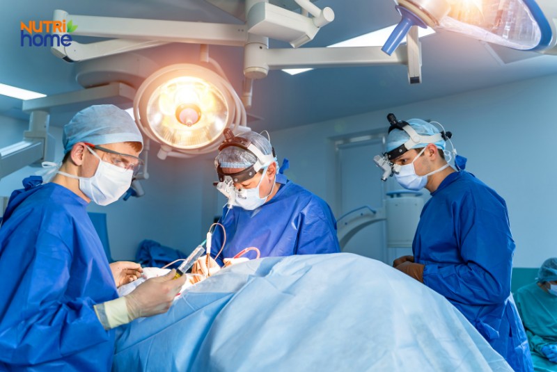 Ekip bác sĩ thực hiện ca phẫu thuật điều trị ung thư đường mật trong phòng mổ hiện đại