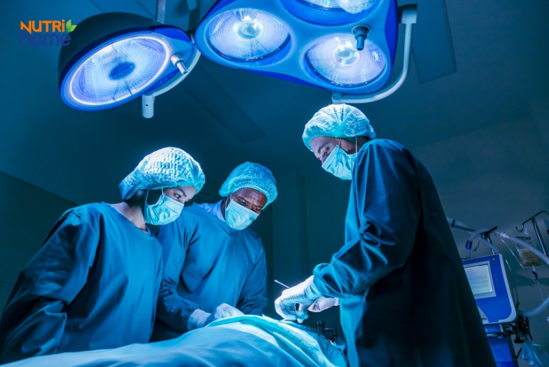 Bác sĩ đang thực hiện ca phẫu thuật điều trị ung thư túi mật trong phòng mổ vô trùng.