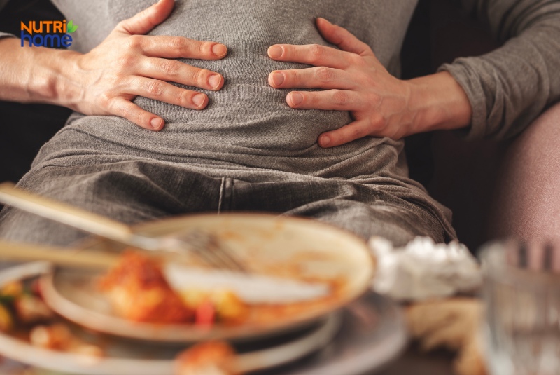 Người Đàn Ông Ôm Bụng Khó Chịu Sau Bữa Ăn, Có Dấu Hiệu Rối Loạn Tiêu Hóa
