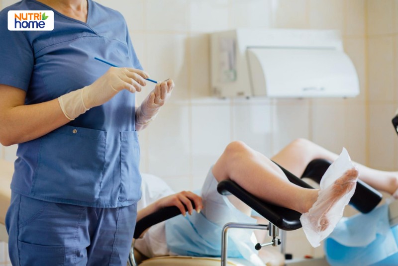 Bác sĩ chuẩn bị dụng cụ khám phụ khoa để tầm soát ung thư cổ tử cung giai đoạn sớm