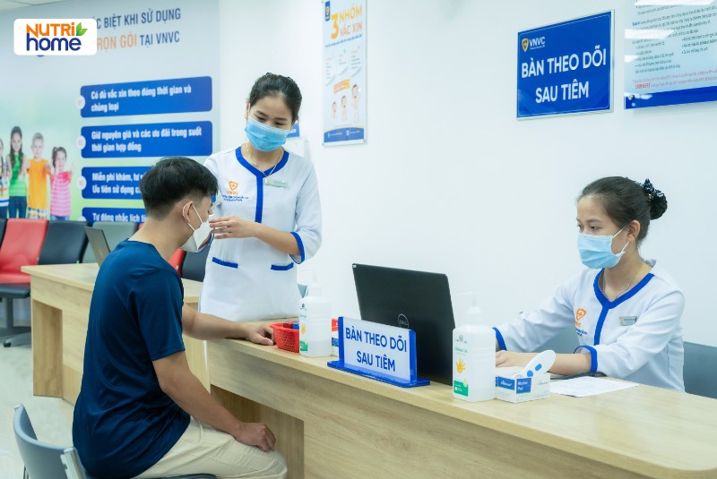 Bệnh nhân được theo dõi sau tiêm vắc xin Gardasil 9 tại khu vực chờ VNVC