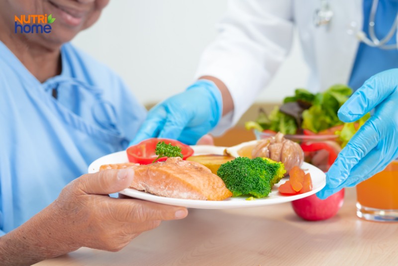 Bác Sĩ Trao Khẩu Phần Ăn Lành Mạnh Cho Bệnh Nhân Ung Thư, Gồm Cá Hồi, Bông Cải Và Trái Cây Tươi