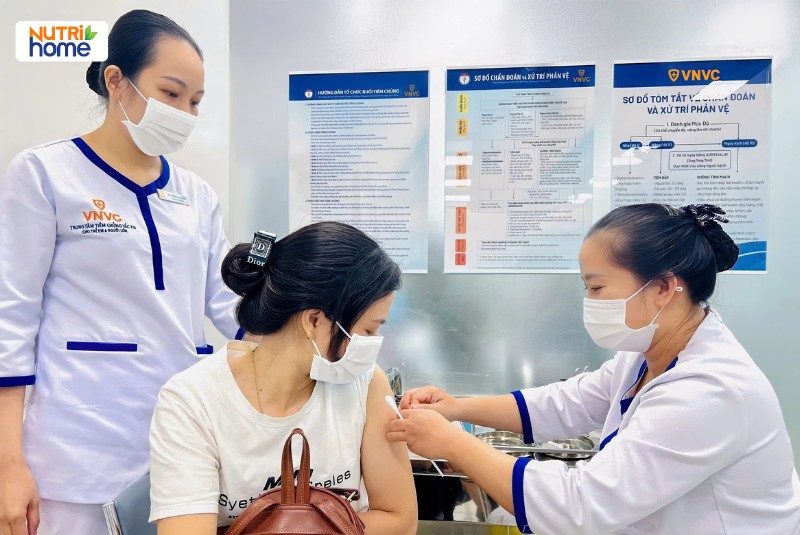 Nhân viên y tế tiêm ngừa HPV cho nữ giới tại phòng tiêm chủng