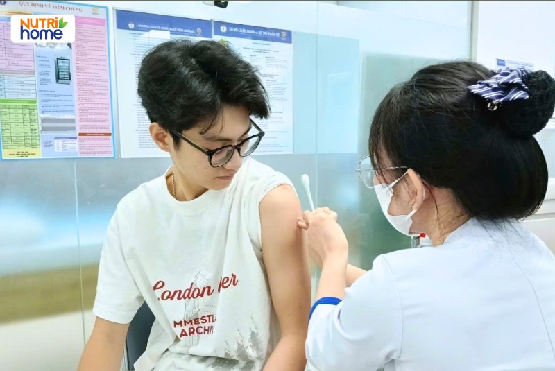 Bác sĩ đang tiêm vacxin HPV cho người lớn tại trung tâm tiêm chủng VNVC