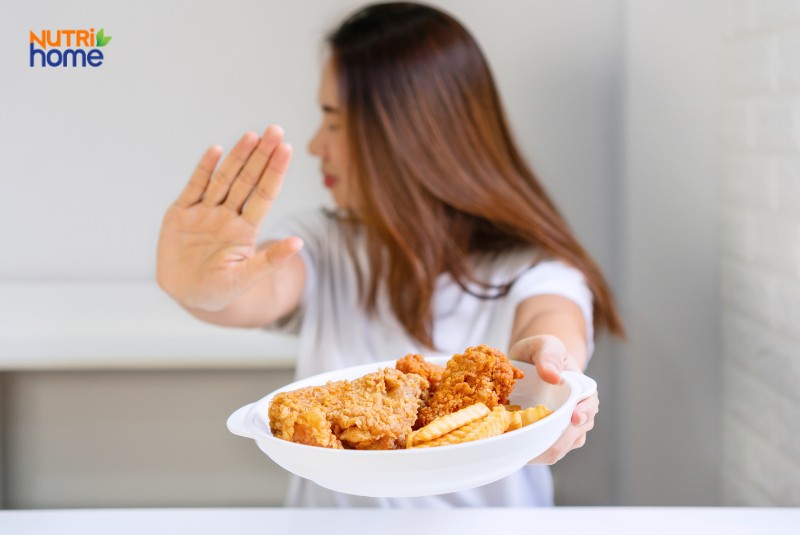 Phụ Nữ Từ Chối Món Gà Rán Nhiều Dầu Mỡ, Thực Phẩm Nên Tránh Khi Bị Viêm Túi Mật