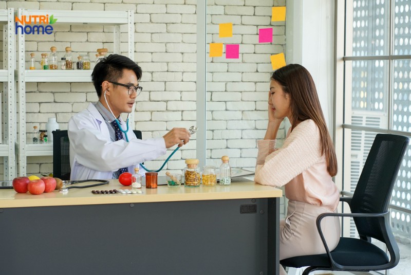 Bác sĩ tư vấn chế độ ăn uống phù hợp cho bệnh nhân bị sỏi mật