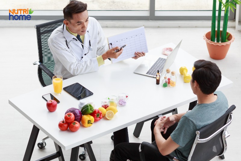 Bác Sĩ Tư Vấn Chế Độ Ăn Uống Lành Mạnh Cho Người Viêm Túi Mật Với Rau Củ Quả Trên Bàn